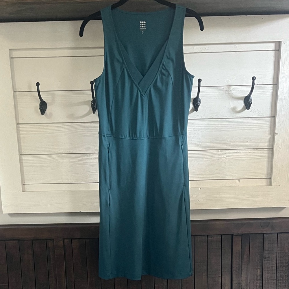 Like New TITLE NINE Freelance Carey Fit And Flare V-Neck Athletic Dress Size: S - Picture 4 of 13